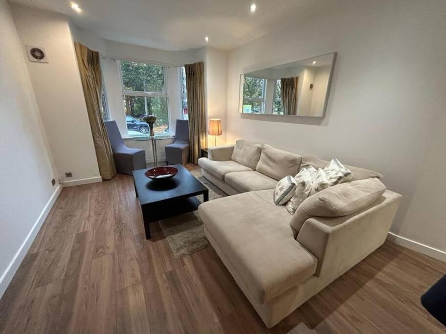 Spacious Central 2Bed Apartment Wilmslow Esterno foto